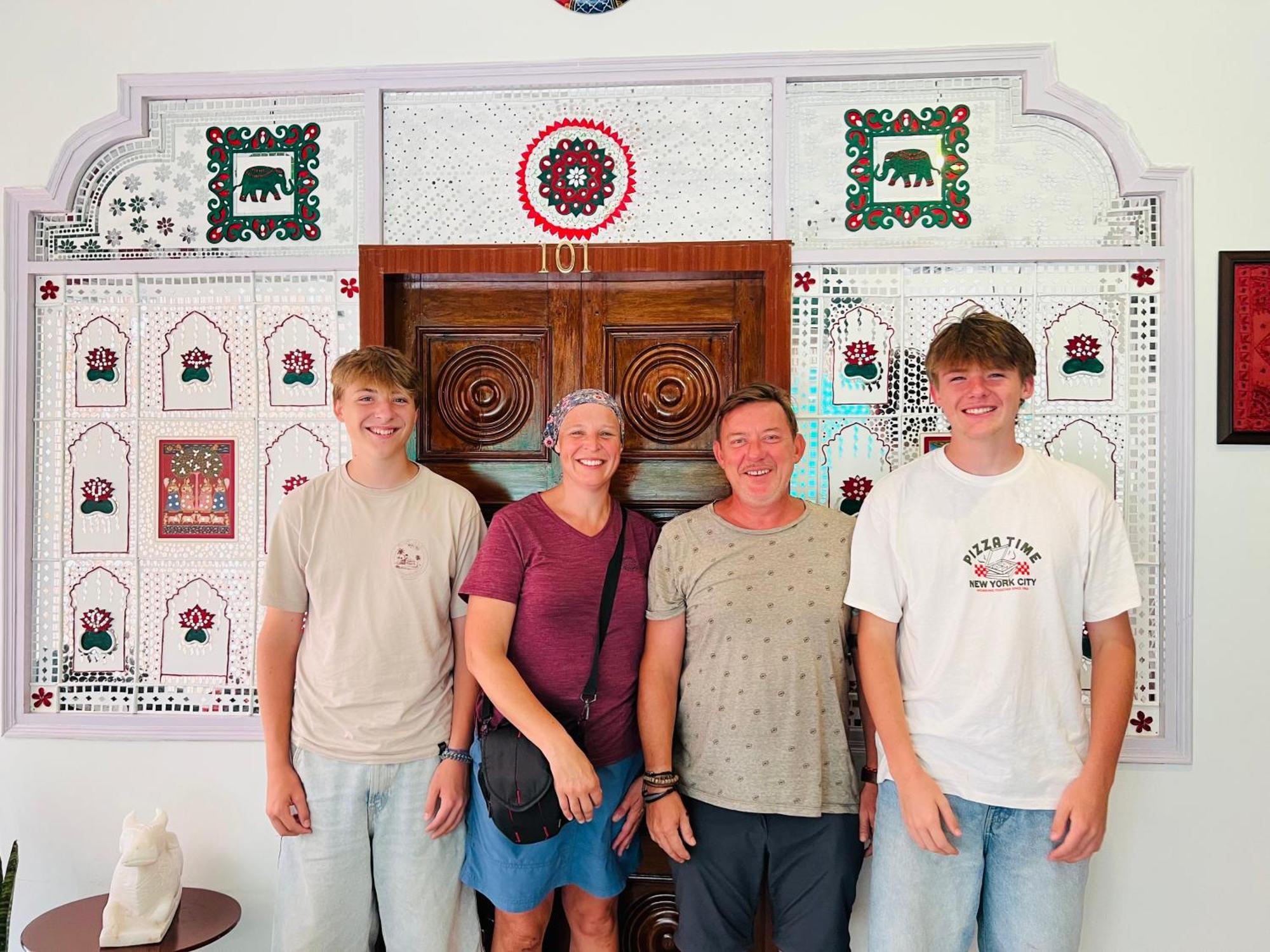 The Nandi International Boutique Homestay Varanasi Bagian luar foto